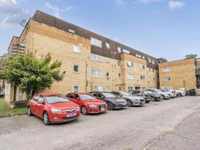 Flat for sale in Little Stanmore, Greater London