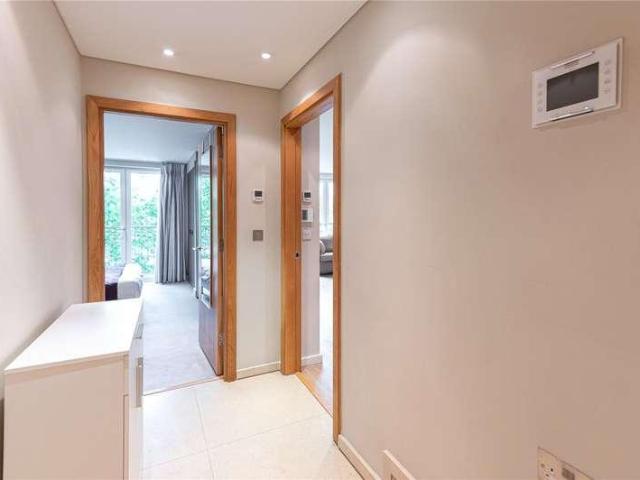 Flat for sale in Kensington, Greater London