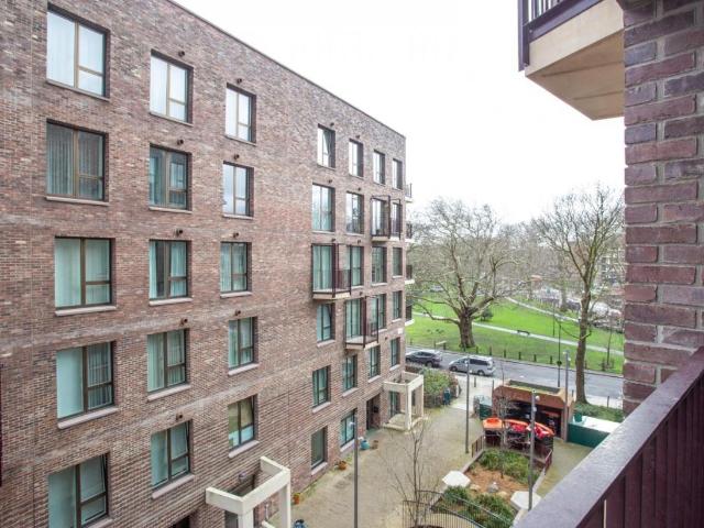 Flat for sale in Stamford Hill, Greater London