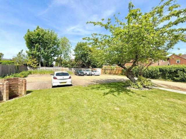 Flat for sale in Dunstable, Bedfordshire