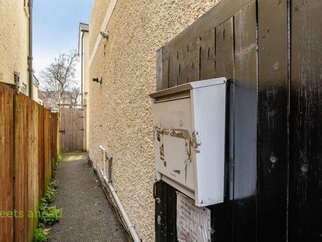 Flat for sale in London Borough of Croydon, Waddon