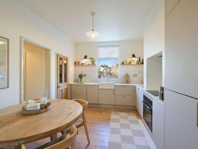 Flat for sale in Berrylands, Greater London