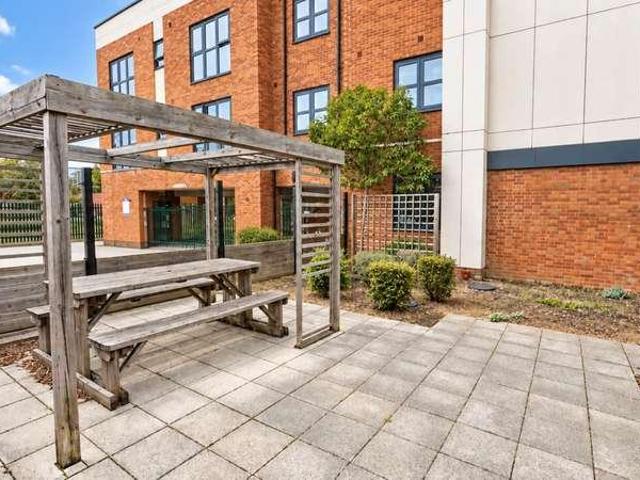 Flat for sale in Hatfield, Fretherne
