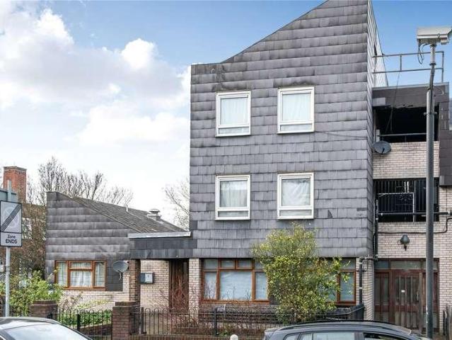 Flat for sale in West Norwood, Greater London
