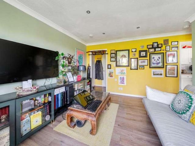 Flat for sale in Westborough, Surrey