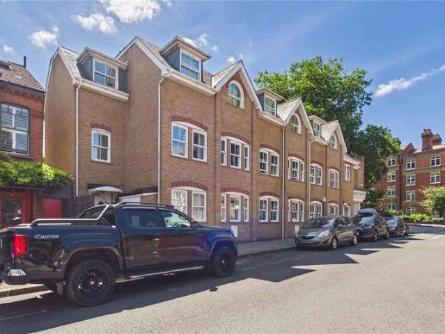 Flat for sale in Herne Hill, Greater London