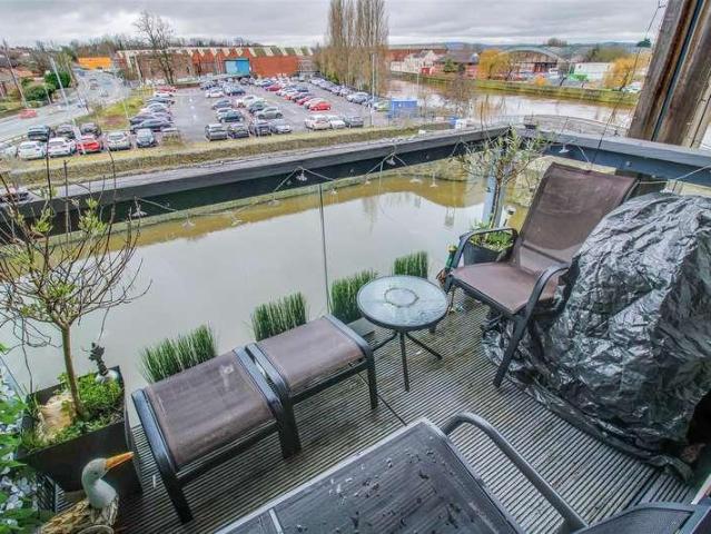 Flat for sale in Belle Isle, West Yorkshire