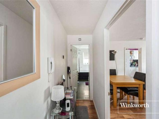 Flat for sale in North Finchley, Greater London