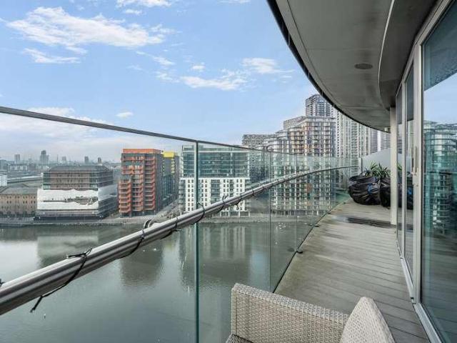 Flat for sale in Isle Of Dogs, Greater London