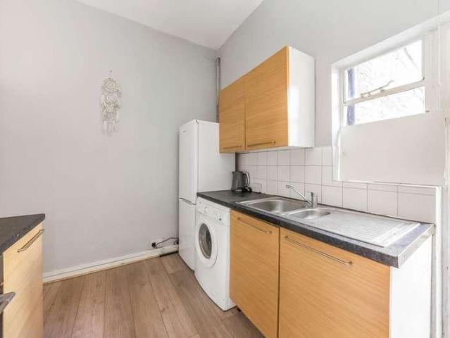 Flat for sale in Tulse Hill, Greater London