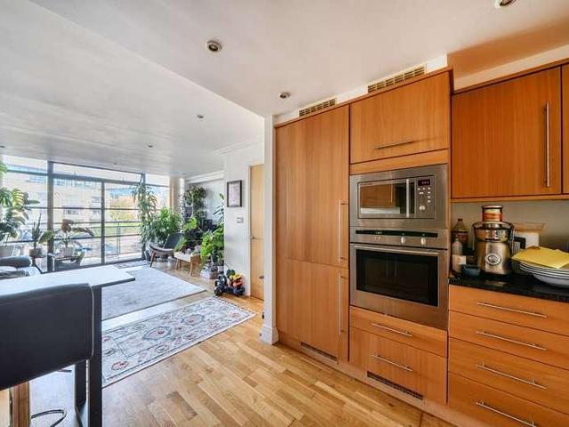 Flat for sale in London Borough of Hounslow, Greater London
