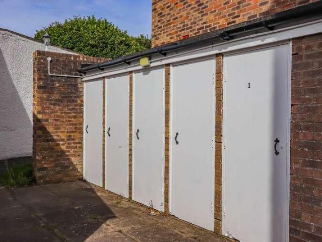 Flat for sale in The Knap, Barry