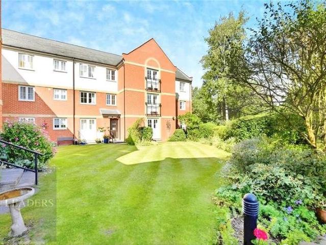 Flat for sale in Chipping Hill, Essex