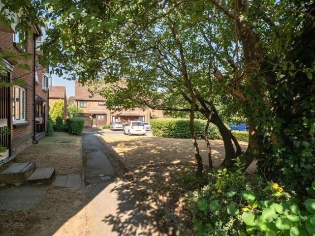 Flat for sale in Westborough, Surrey