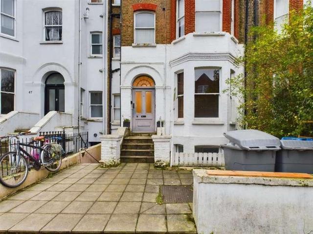 Flat for sale in Queen's Park, Greater London