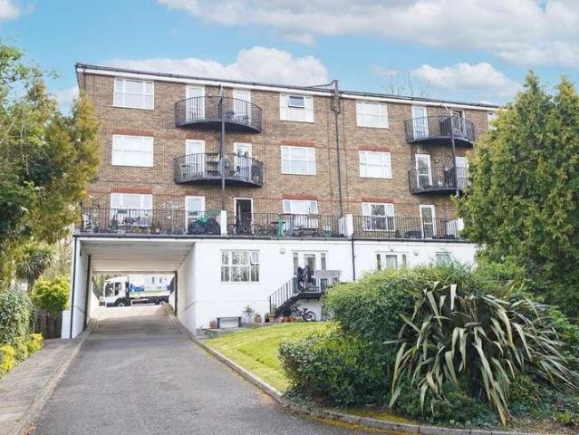 Flat for sale in London Borough of Lewisham, Forest Hill