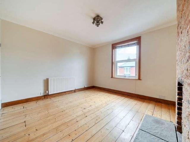 Flat for sale in Fole, Surrey