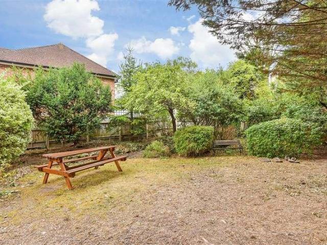 Flat for sale in Carshalton Beeches, Greater London