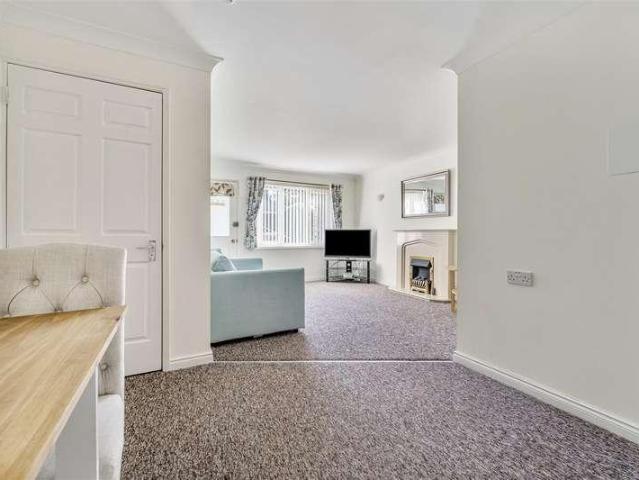 Flat for sale in Wokingham, Emmbrook