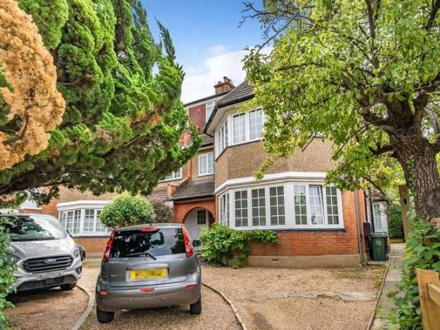 Flat for sale in Surbiton, Surbiton