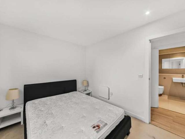 Flat for sale in London Borough of Hounslow, Greater London