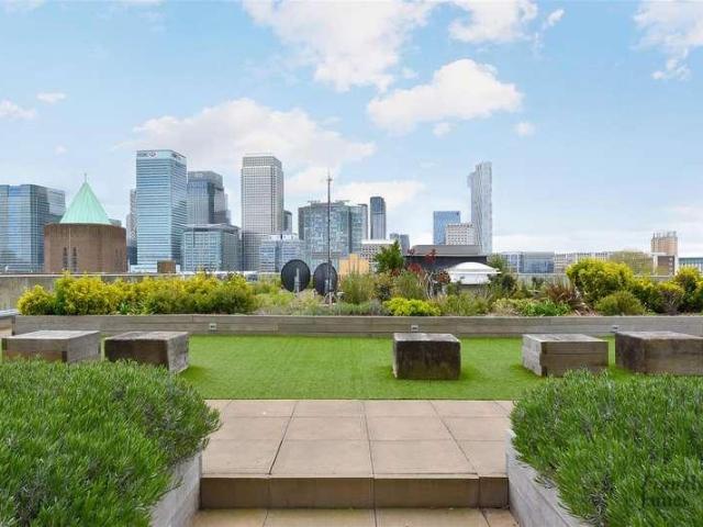 Flat for sale in Poplar Grove, Greater London