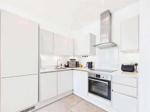 Flat for sale in Heol-las, Surrey