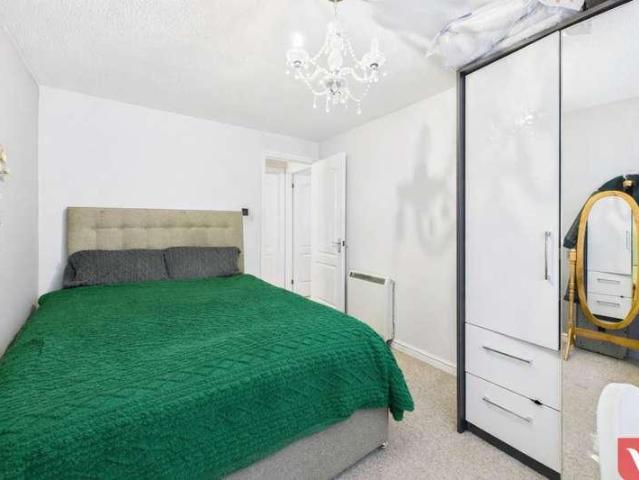 Flat for sale in Spring Park, Luton