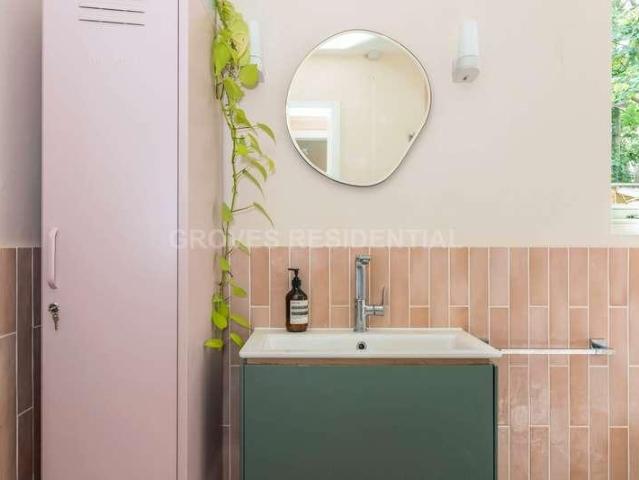 Flat for sale in New Malden, Greater London