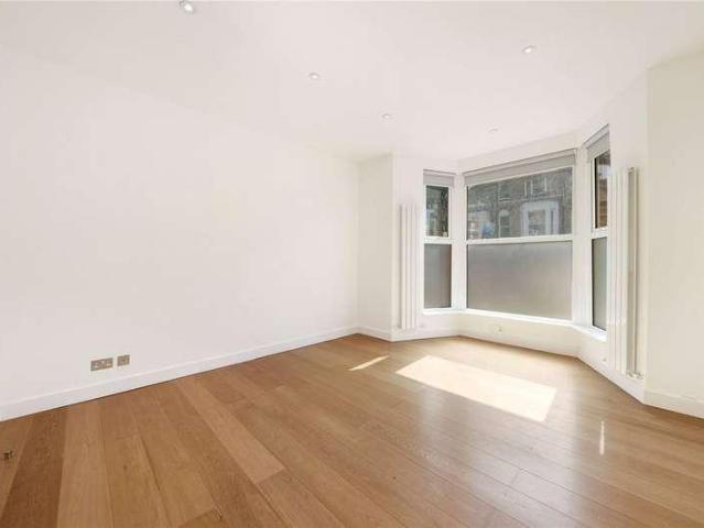 Flat for sale in Archway, Greater London