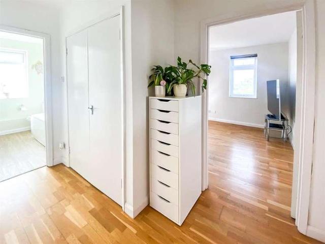Flat for sale in Abbey End, Green Close