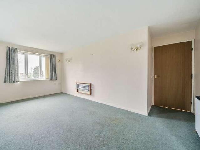Flat for sale in Northwood, Greater London