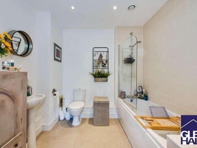 Flat for sale in Whetstone, Oakleigh Park
