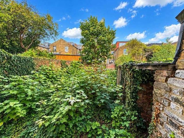 Flat for sale in Brondesbury Park, Greater London