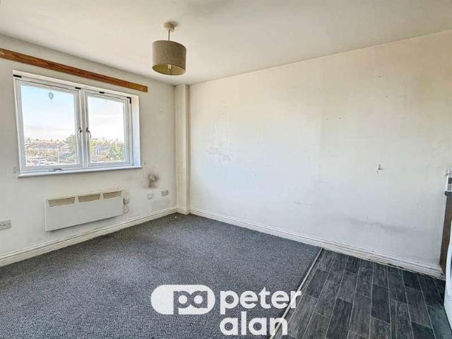 Flat for sale in Pillgwenlly, Wales