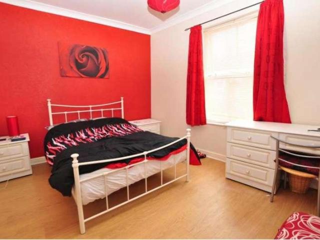 Flat for sale in Cherry Orchard, Fold Hill