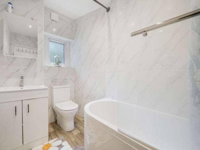 Flat for sale in London Borough of Croydon, Greater London
