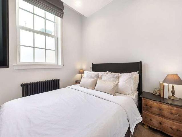 Flat for sale in North Sheen, Greater London
