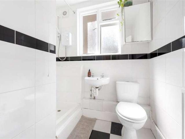 Flat for sale in East Dulwich, Greater London