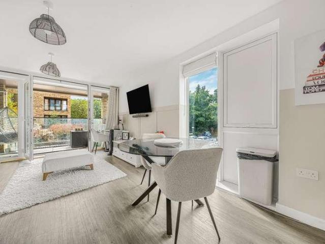 Flat for sale in Ashley Park, Surrey