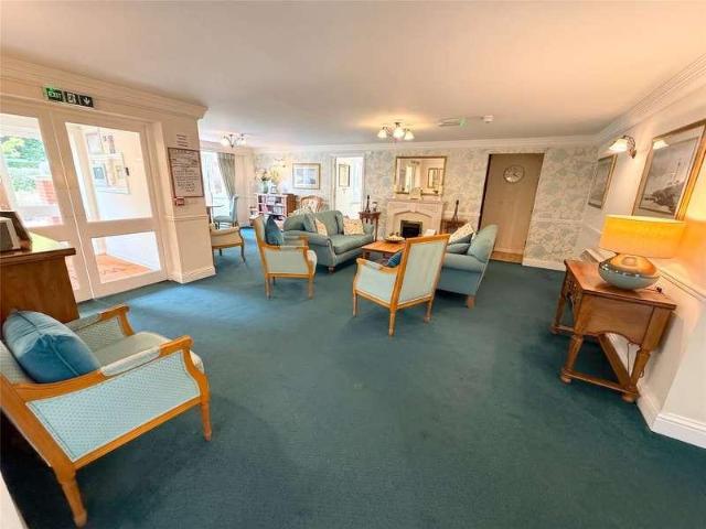 Flat for sale in Heol-las, Surrey