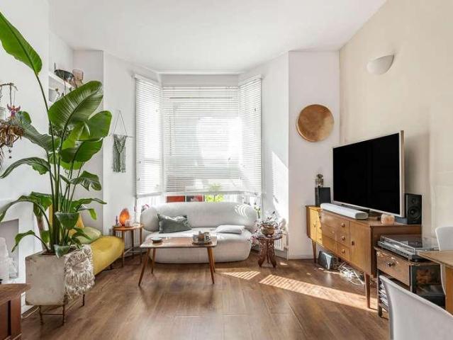 Flat for sale in Lower Clapton, Greater London