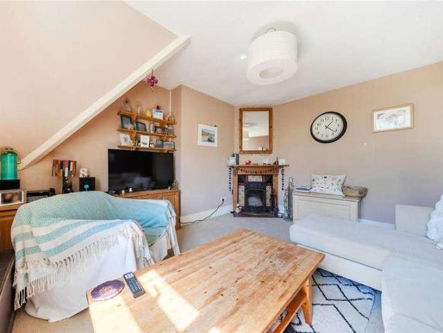 Flat for sale in Red Hill, Surrey