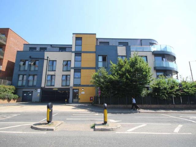 Flat for sale in Harrow Weald, Greater London
