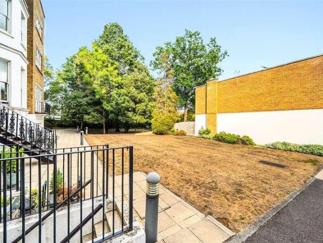 Flat for sale in Surbiton, Greater London