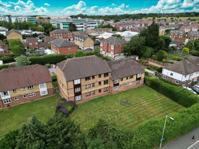 Flat for sale in Batchworth, Hertfordshire