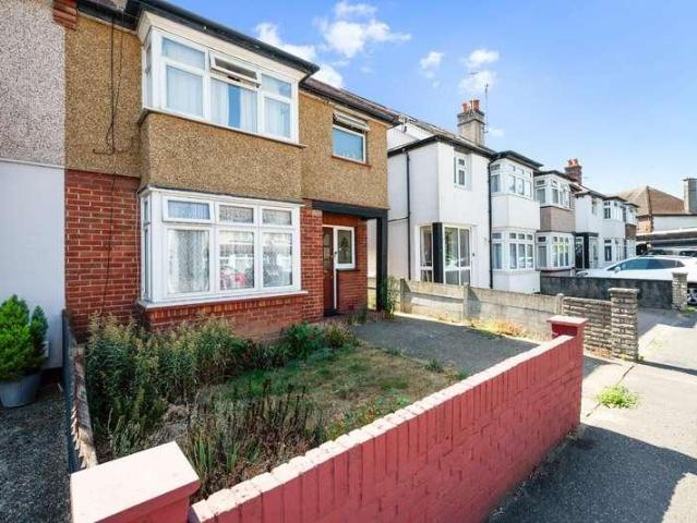 Flat for sale in Epsom, Surrey