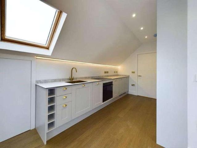 Flat for sale in Brondesbury, Greater London