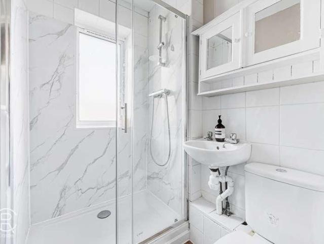 Flat for sale in London Borough of Ealing, Perivale