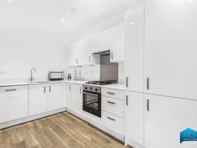 Flat for sale in Whetstone, Greater London